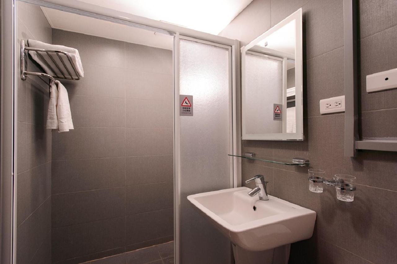 Kiwi Express Hotel - Kaohsiung Station Extérieur photo