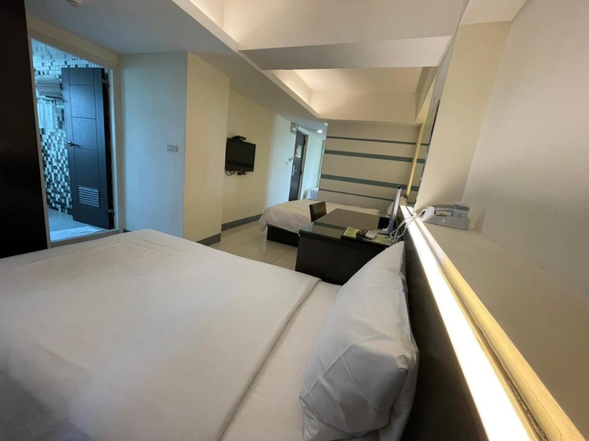 Kiwi Express Hotel - Kaohsiung Station Extérieur photo