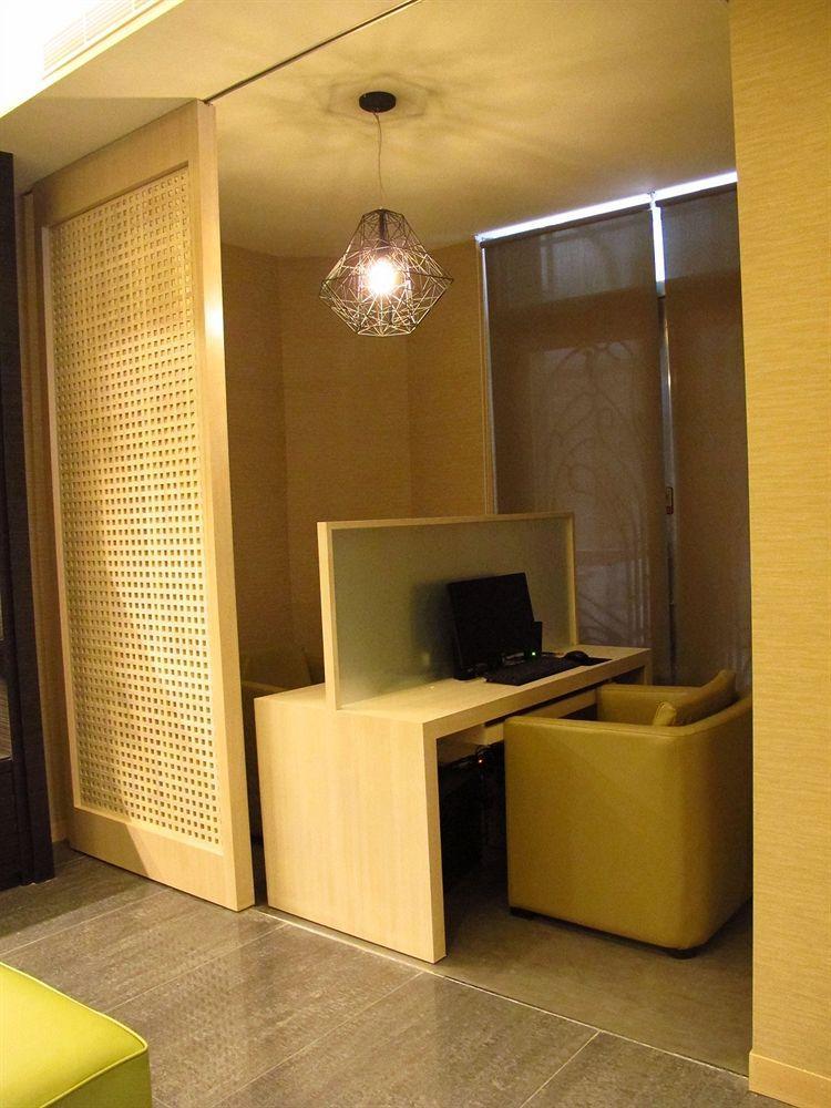 Kiwi Express Hotel - Kaohsiung Station Extérieur photo