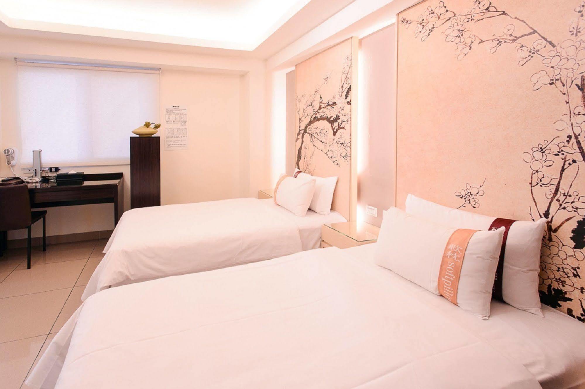 Kiwi Express Hotel - Kaohsiung Station Extérieur photo