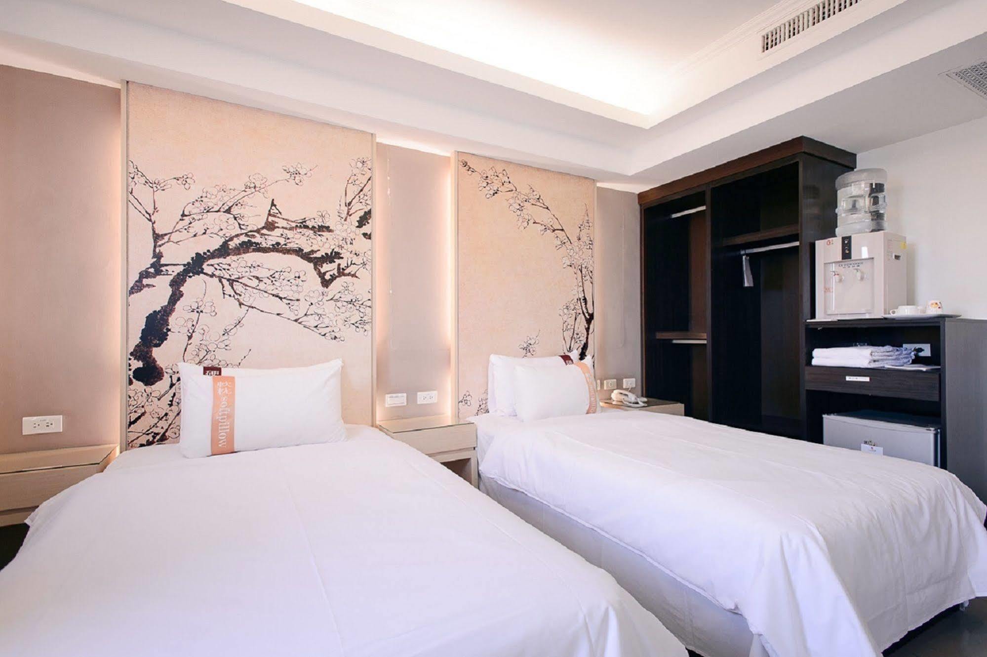 Kiwi Express Hotel - Kaohsiung Station Extérieur photo