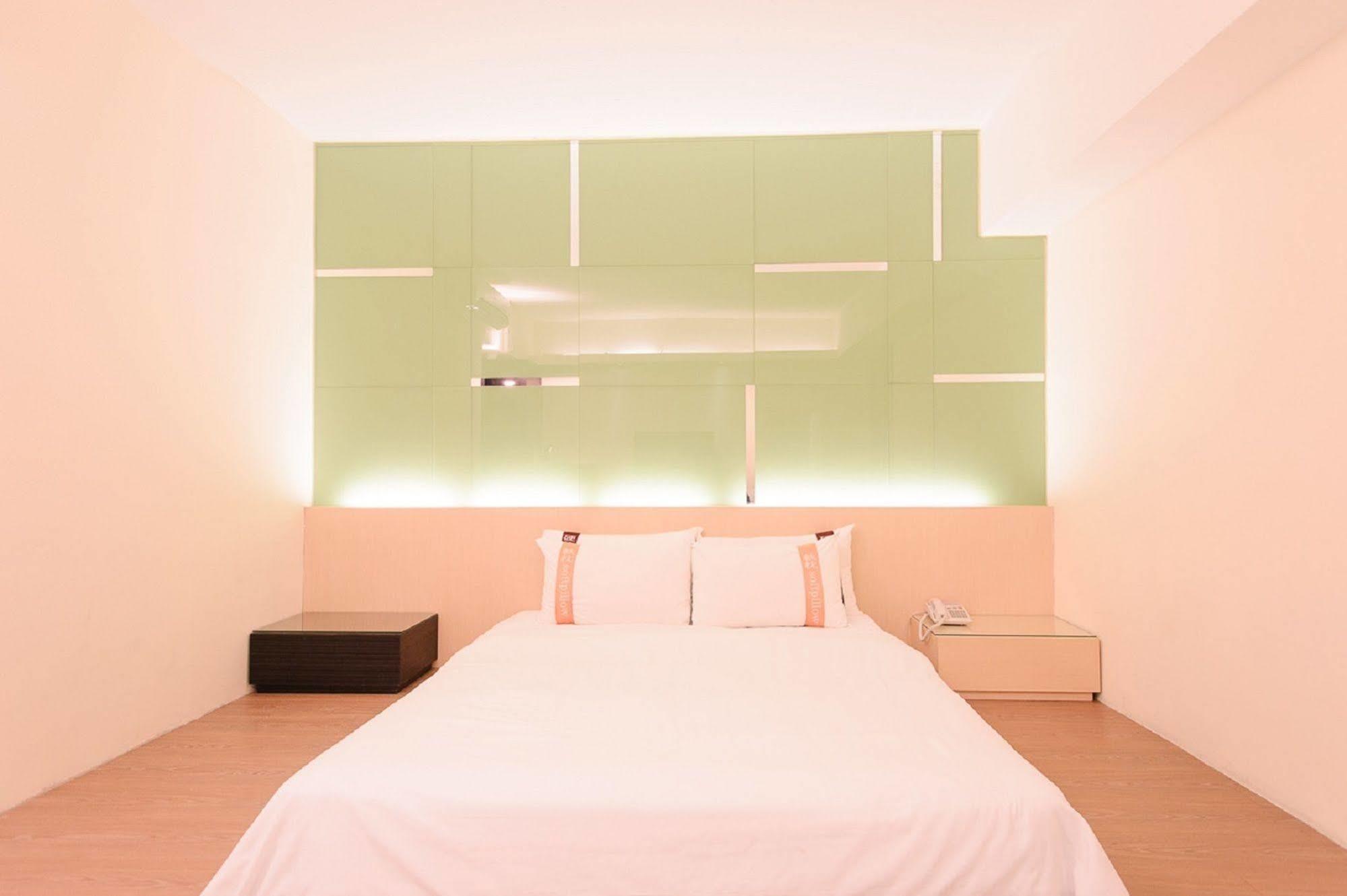 Kiwi Express Hotel - Kaohsiung Station Extérieur photo