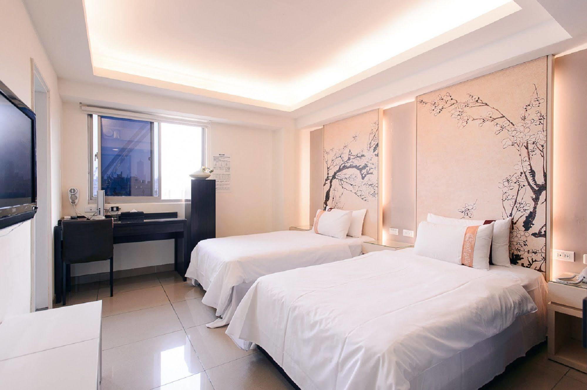 Kiwi Express Hotel - Kaohsiung Station Extérieur photo