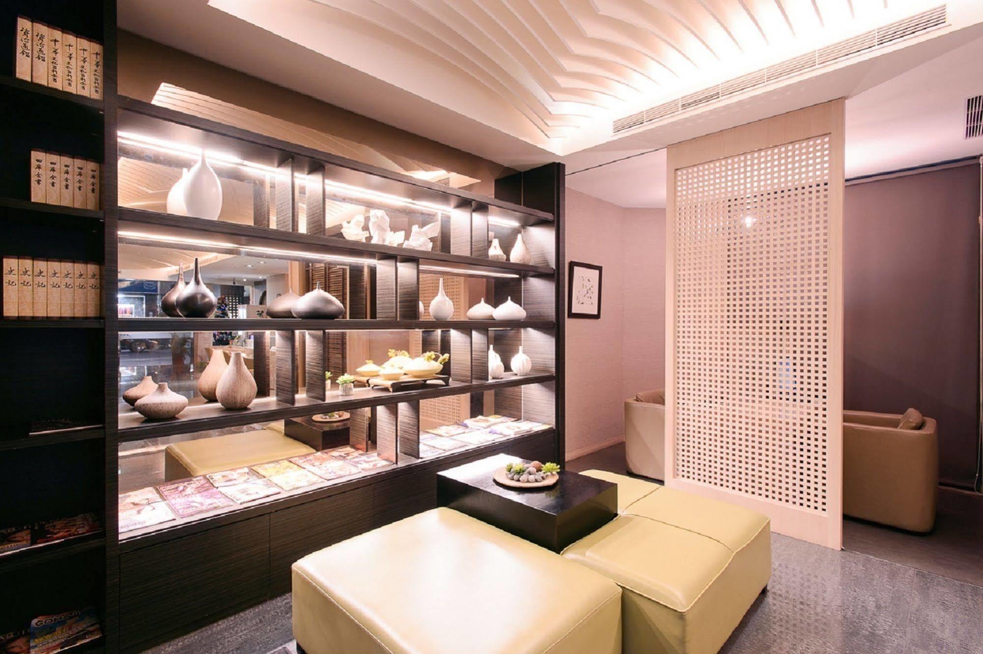 Kiwi Express Hotel - Kaohsiung Station Extérieur photo