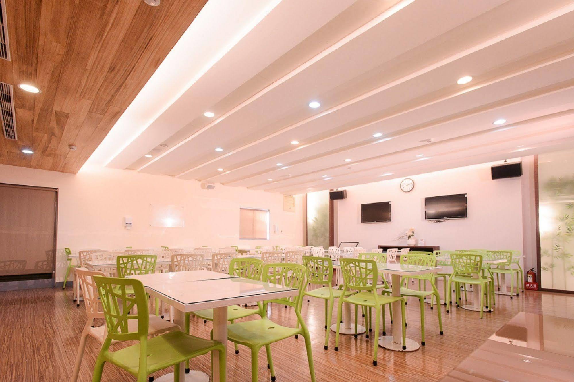 Kiwi Express Hotel - Kaohsiung Station Extérieur photo
