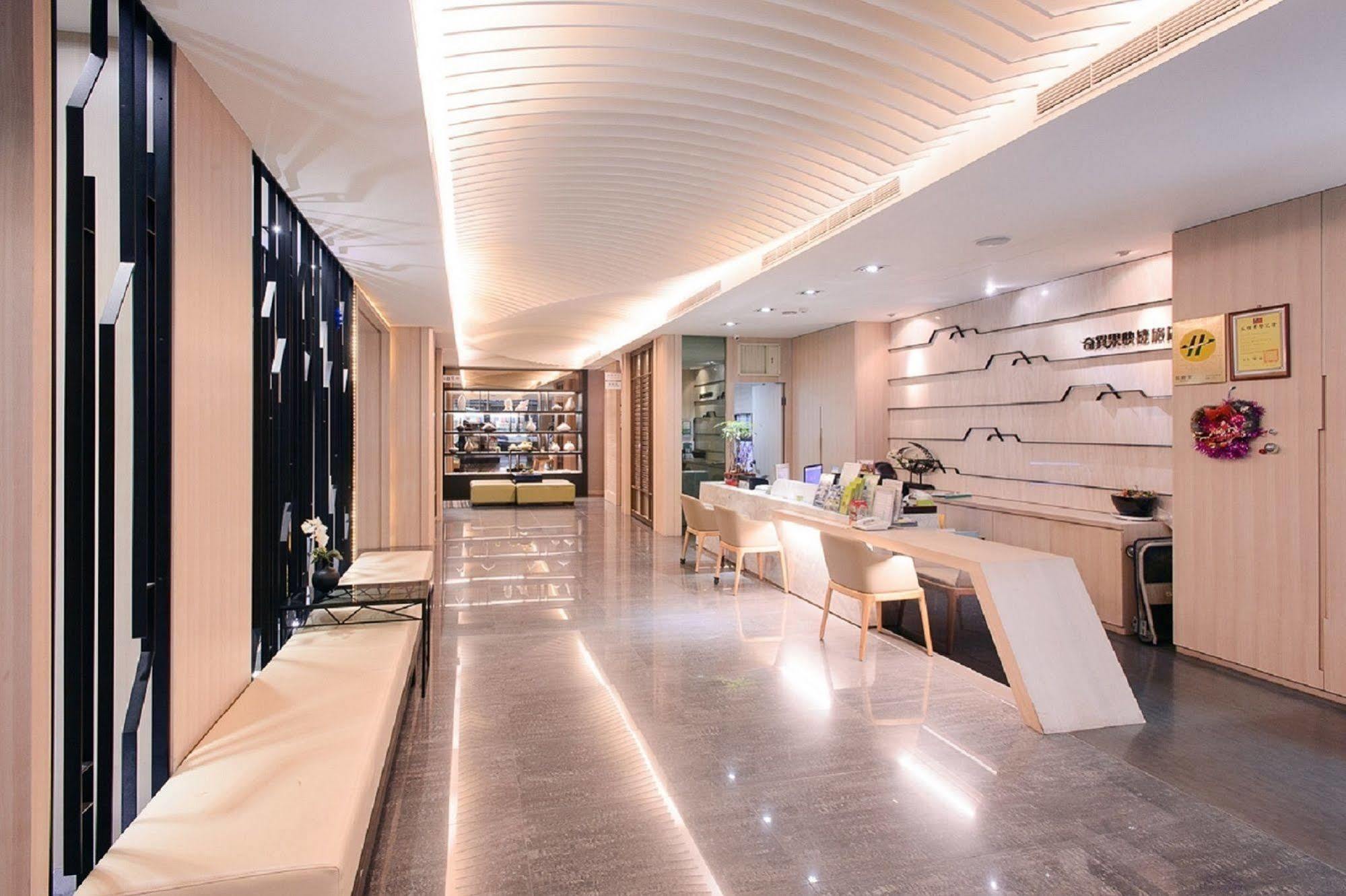 Kiwi Express Hotel - Kaohsiung Station Extérieur photo
