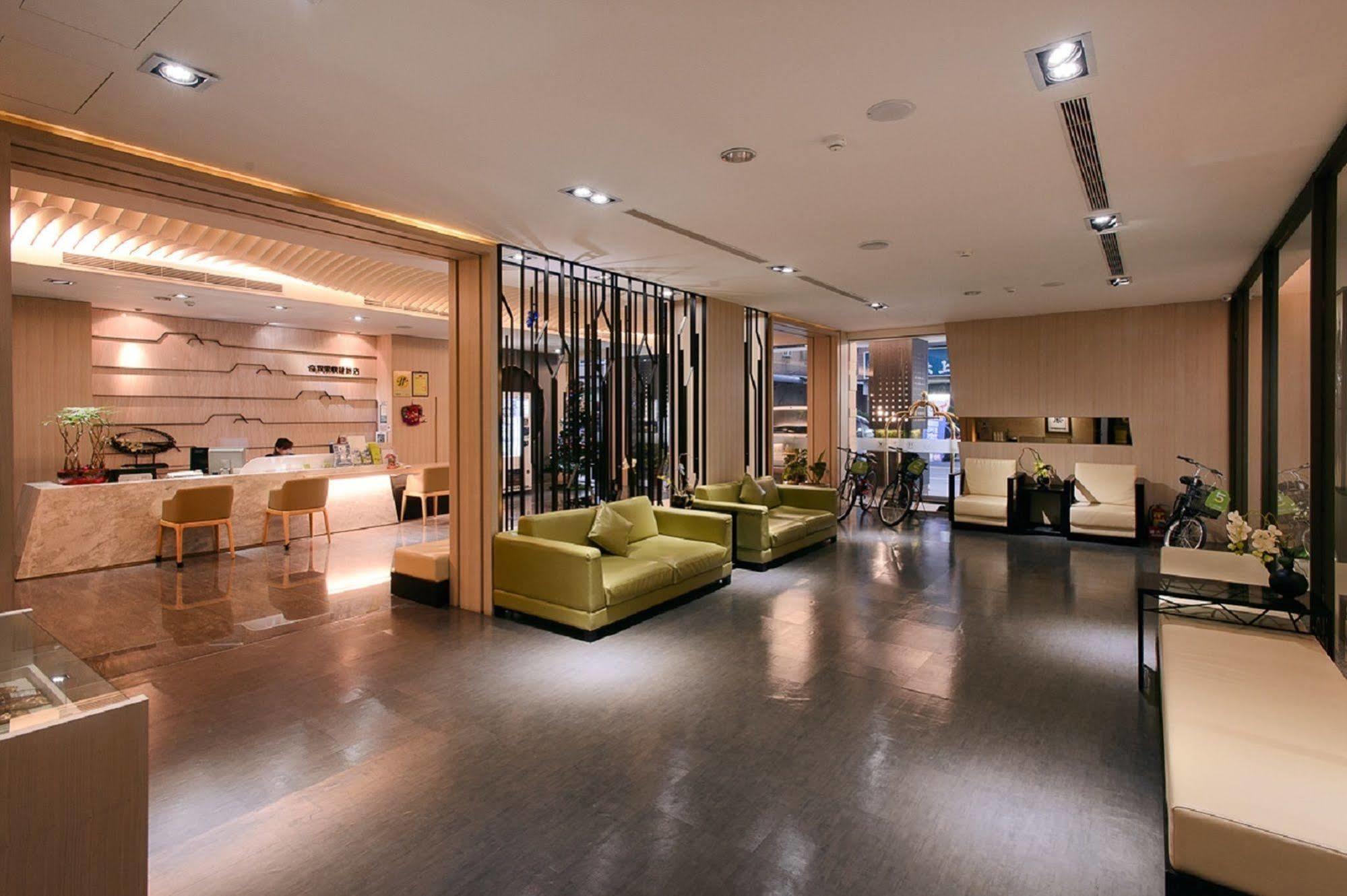 Kiwi Express Hotel - Kaohsiung Station Extérieur photo