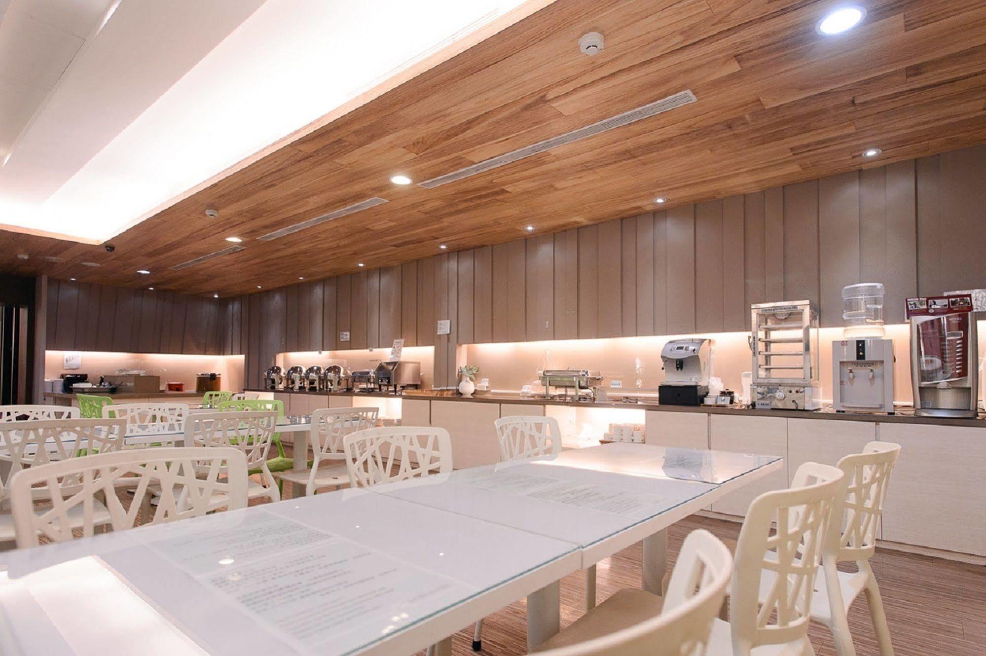 Kiwi Express Hotel - Kaohsiung Station Extérieur photo
